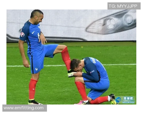 足球明星夫妻甜蜜接吻瞬间曝光引发粉丝热议与羡慕