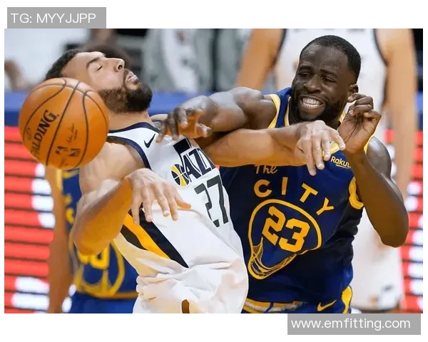 足球明星因比赛争执怒火中烧现场打架瞬间曝光引发热议